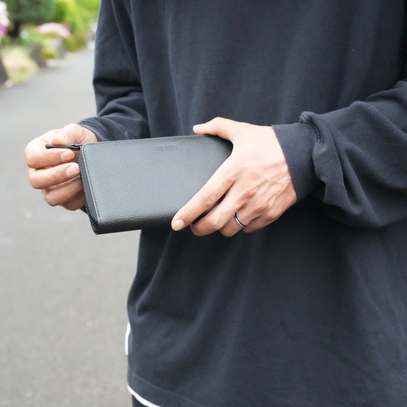 ラウンドジップロングウォレット （長財布 ランドジップ 本革 エンボス