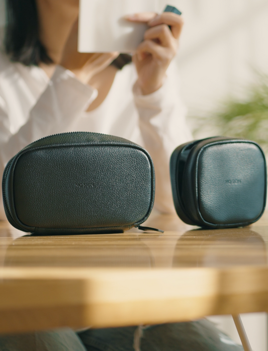 上質をさりげなく。NO SIGNの革小物ポーチをプレゼントに選ぶ理由 NO SIGN