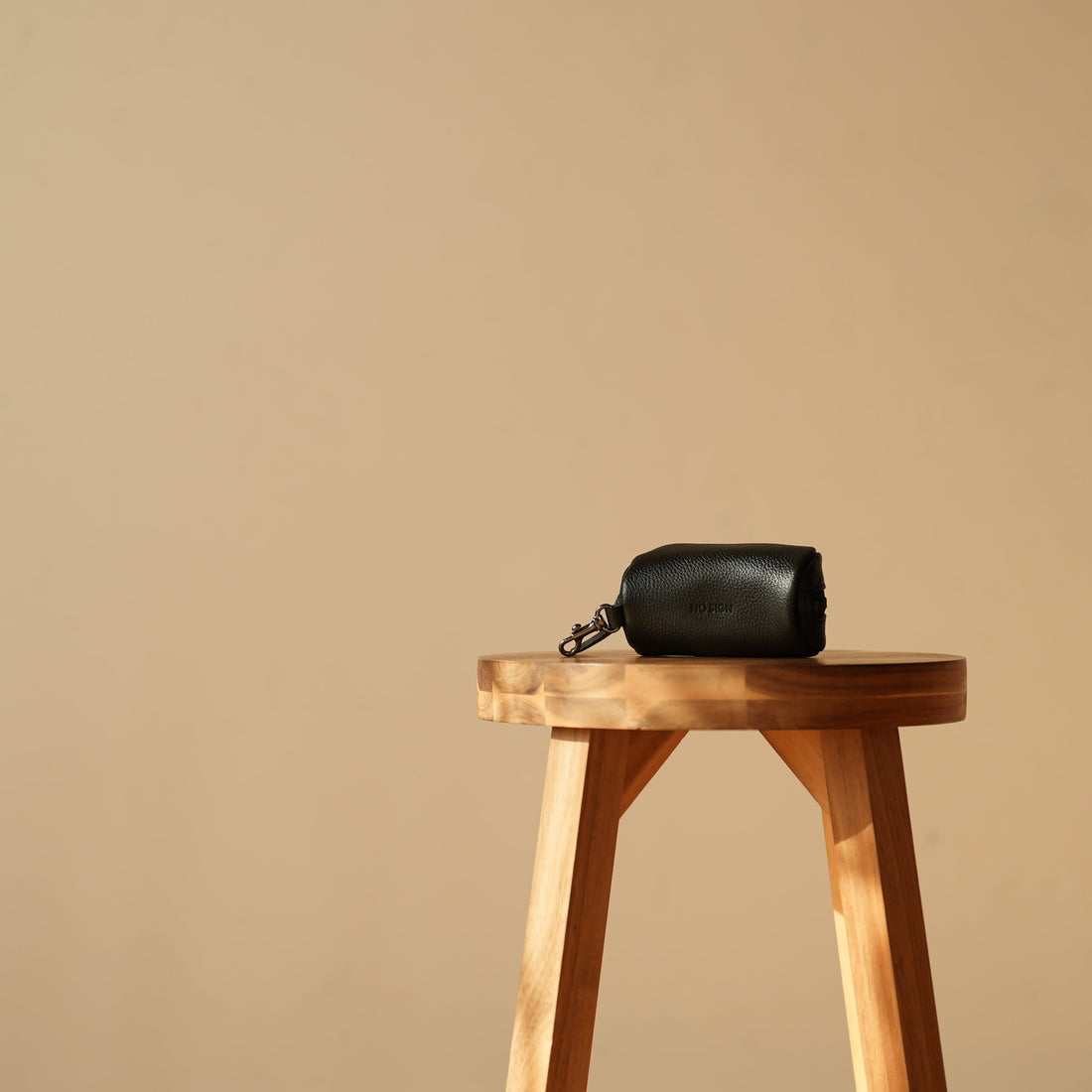 【NO SIGN（ノーサイン）革小物】究極のミニマルを叶えるミニポーチの魅力とは｜使い勝手とレビュー