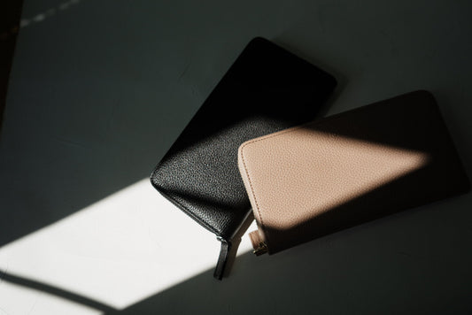 【NO SIGN ラウンドジップウォレット】ミニマルに輝く、大人のための長財布