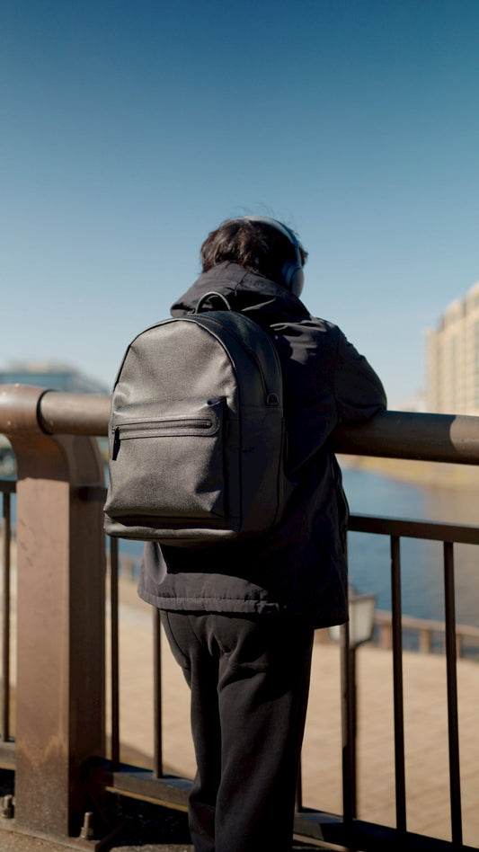 NO SIGNのレザーバックパックが選ばれる理由｜ミニマル×上質を極めた大人のためのバッグ