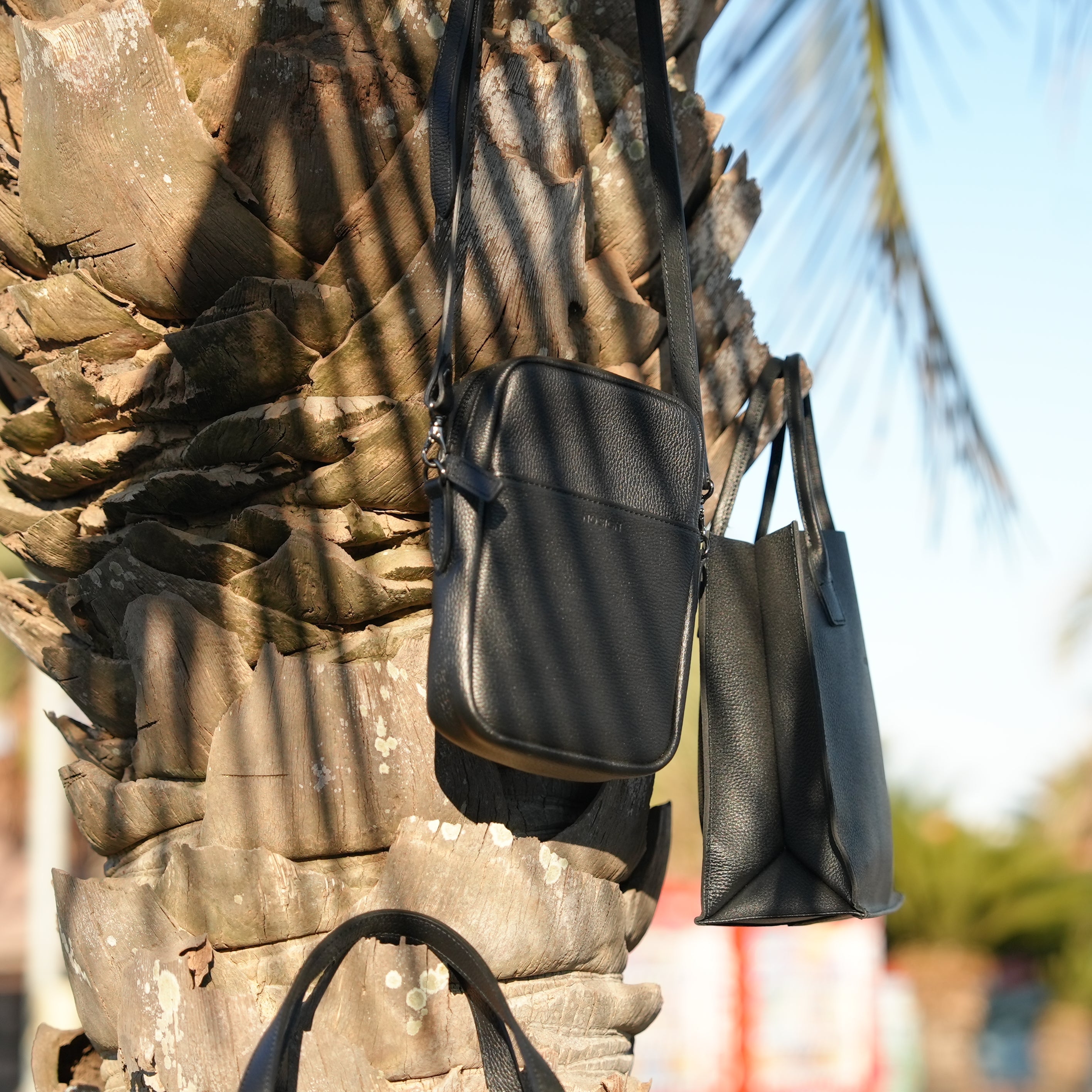 タツヤさま専用【高級感漂う美しい本革】　ショルダーバッグ　黒　バイソン刻印 sankyo shokai（三京商会） [10%offクーポン発行中]ボディバッグ