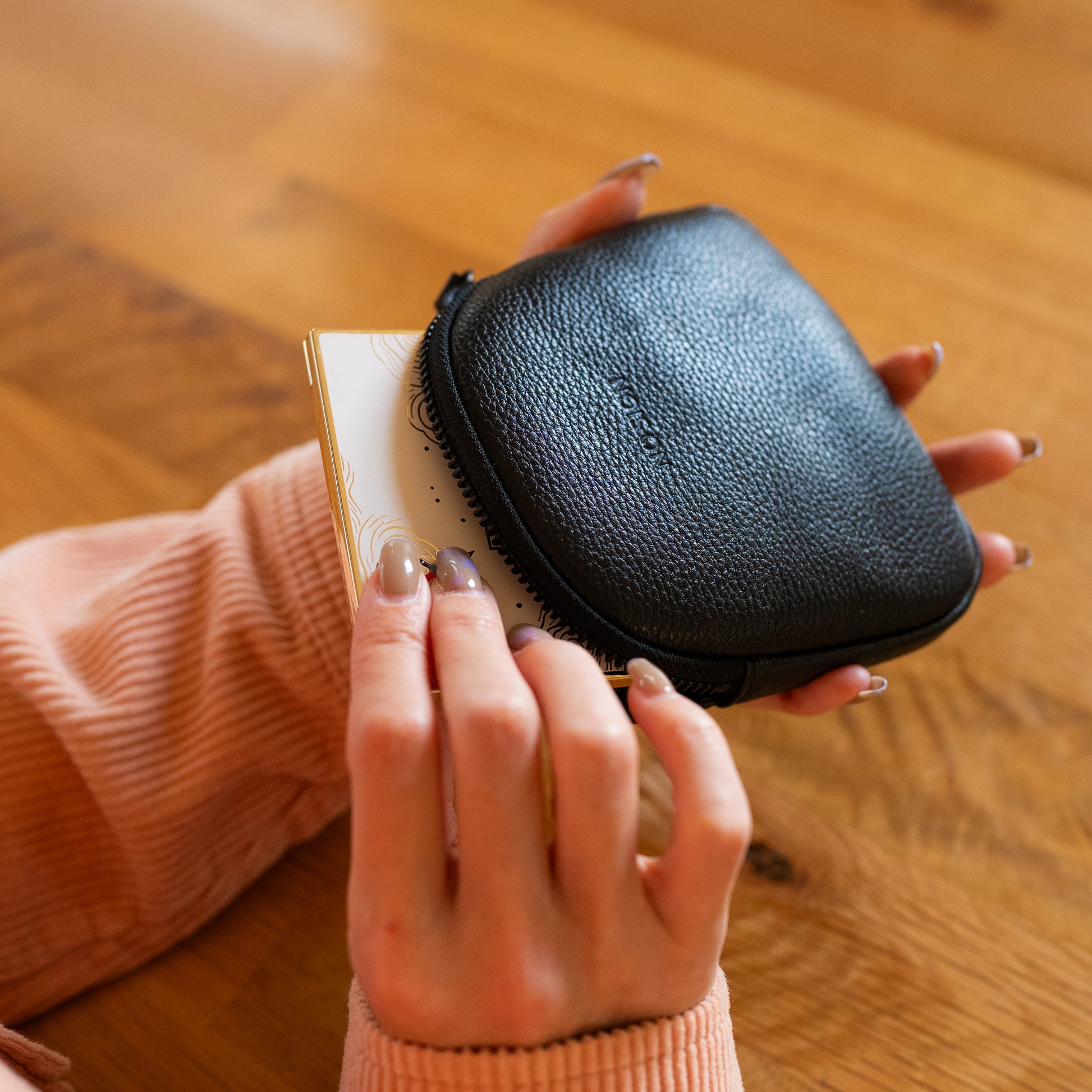 ラウンドミニポーチ NSE24-011BK NO SIGN