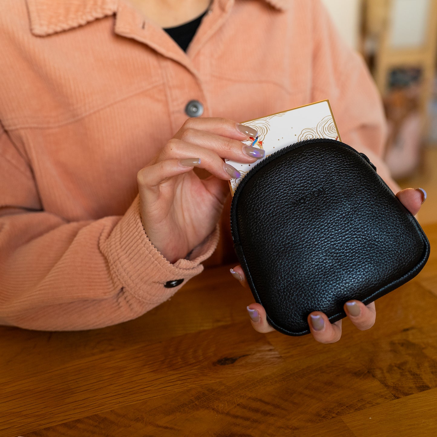 ラウンドミニポーチ NSE24-011BK NO SIGN