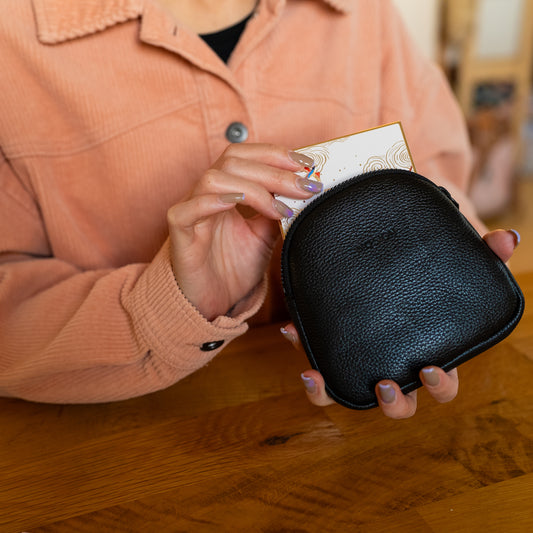 ラウンドミニポーチ NSE24-011BK NO SIGN