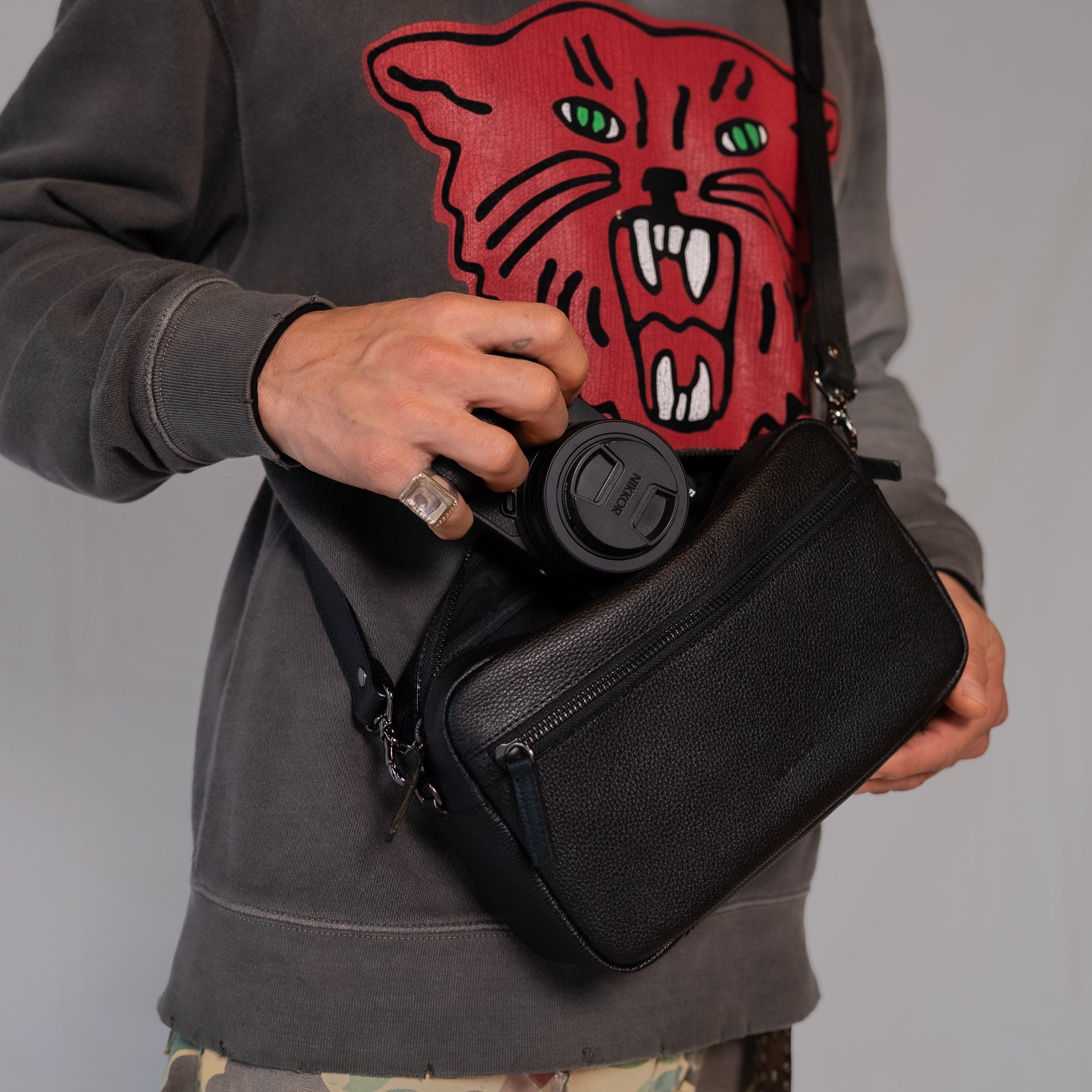 クロスボディ カメラバッグ  NSE25-005BK NO SIGN