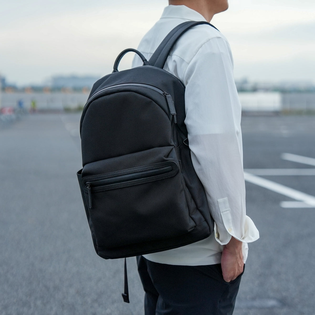 ブラックのCORDURAバックパックを使用したメンズのシティスタイル 軽快でスマートな印象