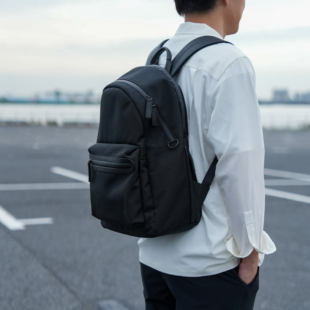 CORDURA素材のバックパックを背負った男性の日常スタイル 通勤や外出に適したデザイン