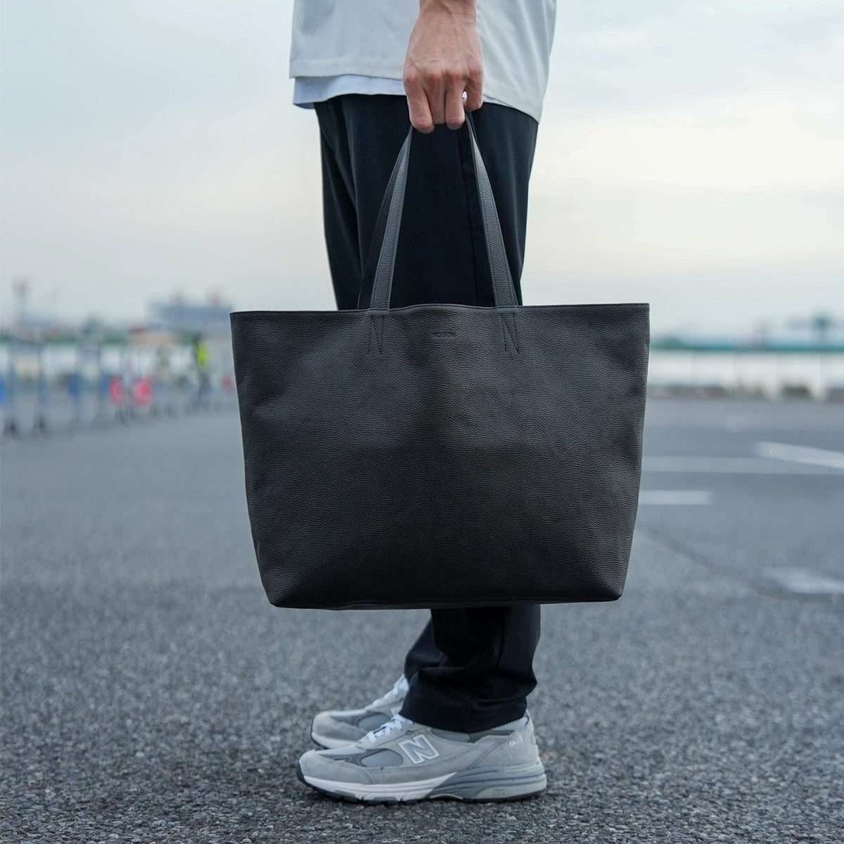 デイリートートバッグを使用した男性の日常スタイル 使いやすくシンプルなデザイン