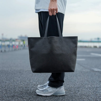 デイリートートバッグを使用した男性の日常スタイル 使いやすくシンプルなデザイン