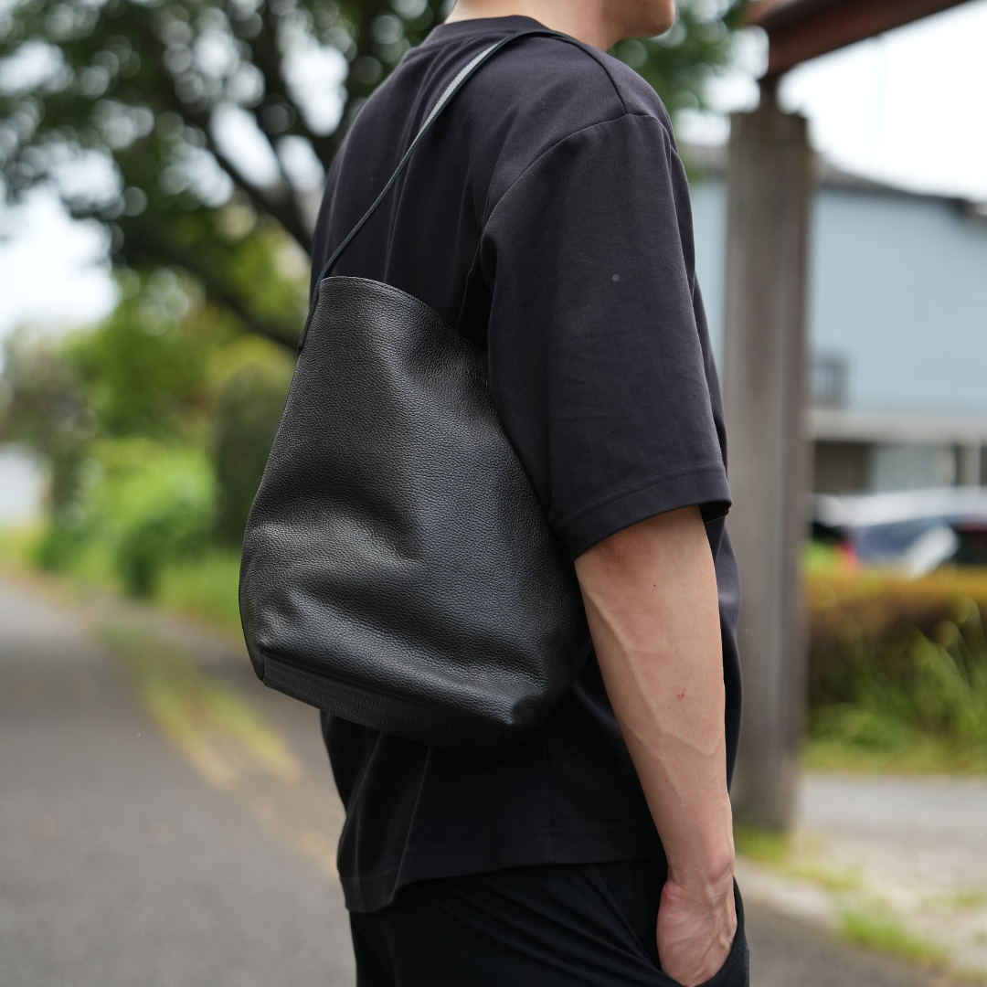 本革のミニショルダーバッグを取り入れたメンズコーデ コンパクトで洗練されたデザイン