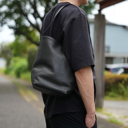 本革のミニショルダーバッグを取り入れたメンズコーデ コンパクトで洗練されたデザイン