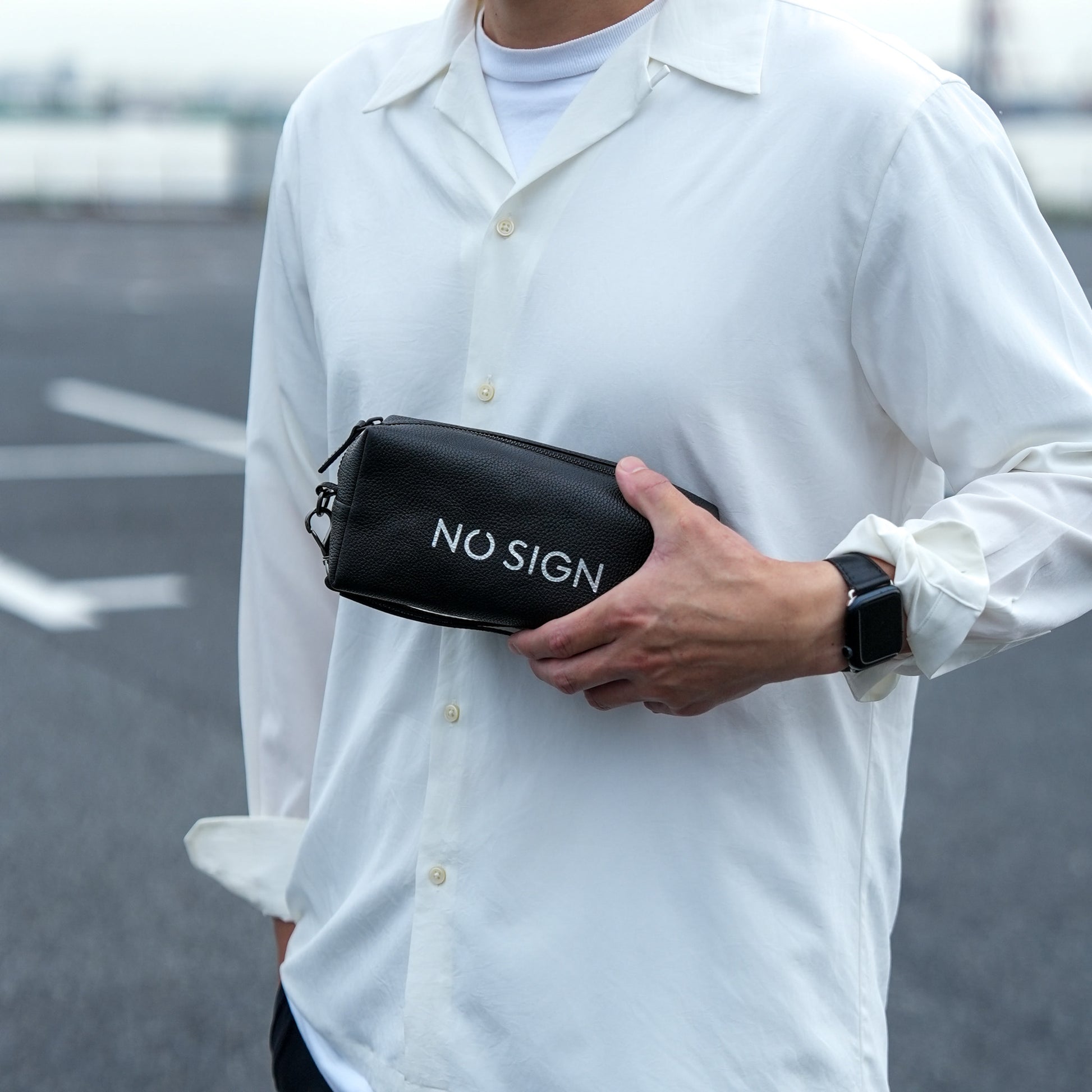 レザートラベルハンディポーチを着用したメンズスタイル シンプルで洗練されたクロスボディバッグ