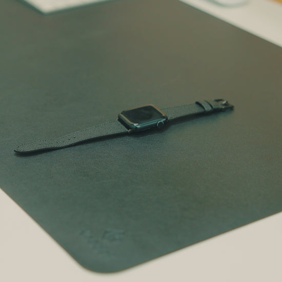 Apple Watch用レザーバンド（宮崎県産和牛レザー）を手首に着用したイメージ動画。シンプルで上質な印象を演出。日本製レザーブランド｜NO SIGN
