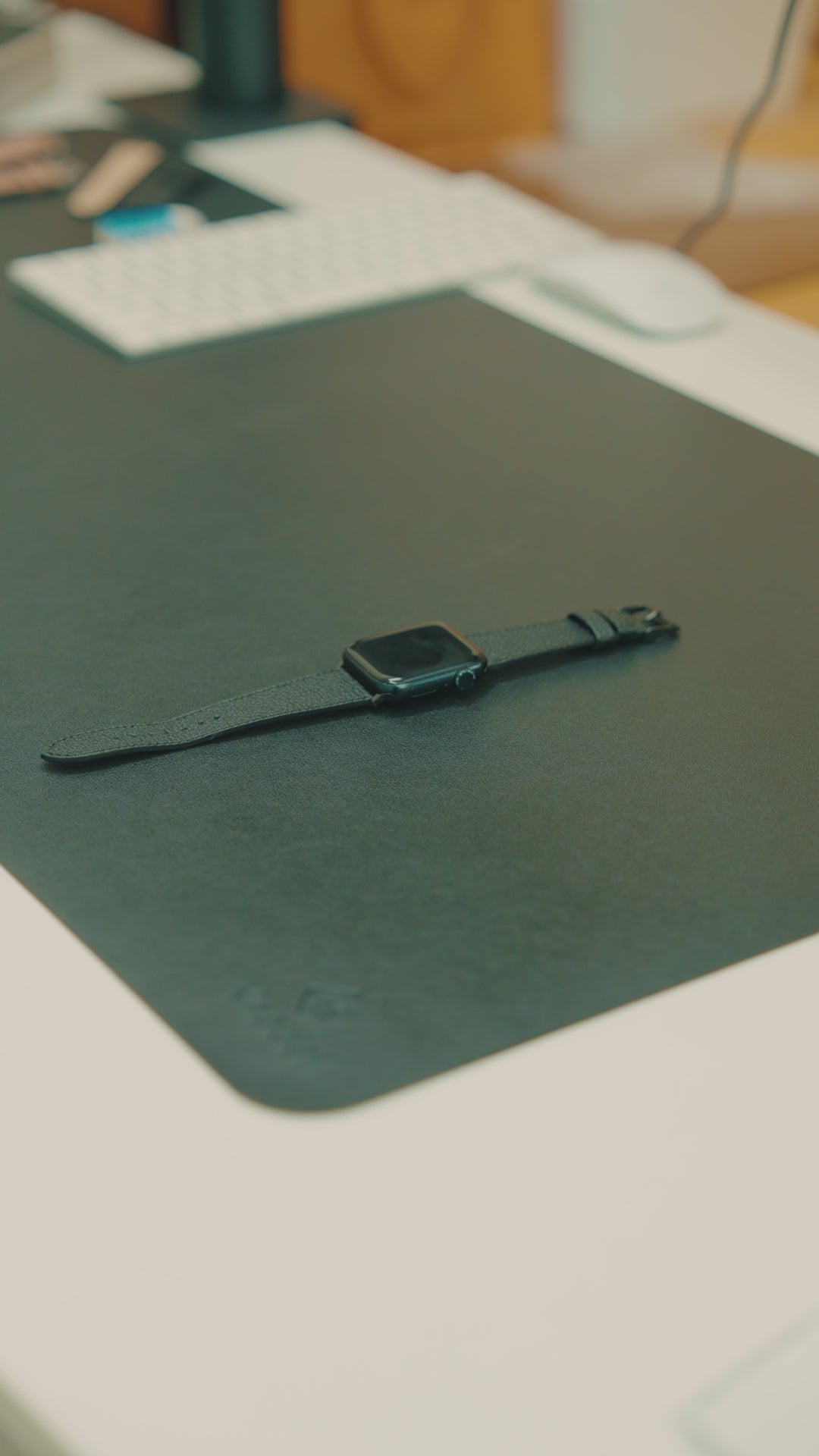 Apple Watch用レザーバンド（宮崎県産和牛レザー）を手首に着用したイメージ動画。シンプルで上質な印象を演出。日本製レザーブランド｜NO SIGN