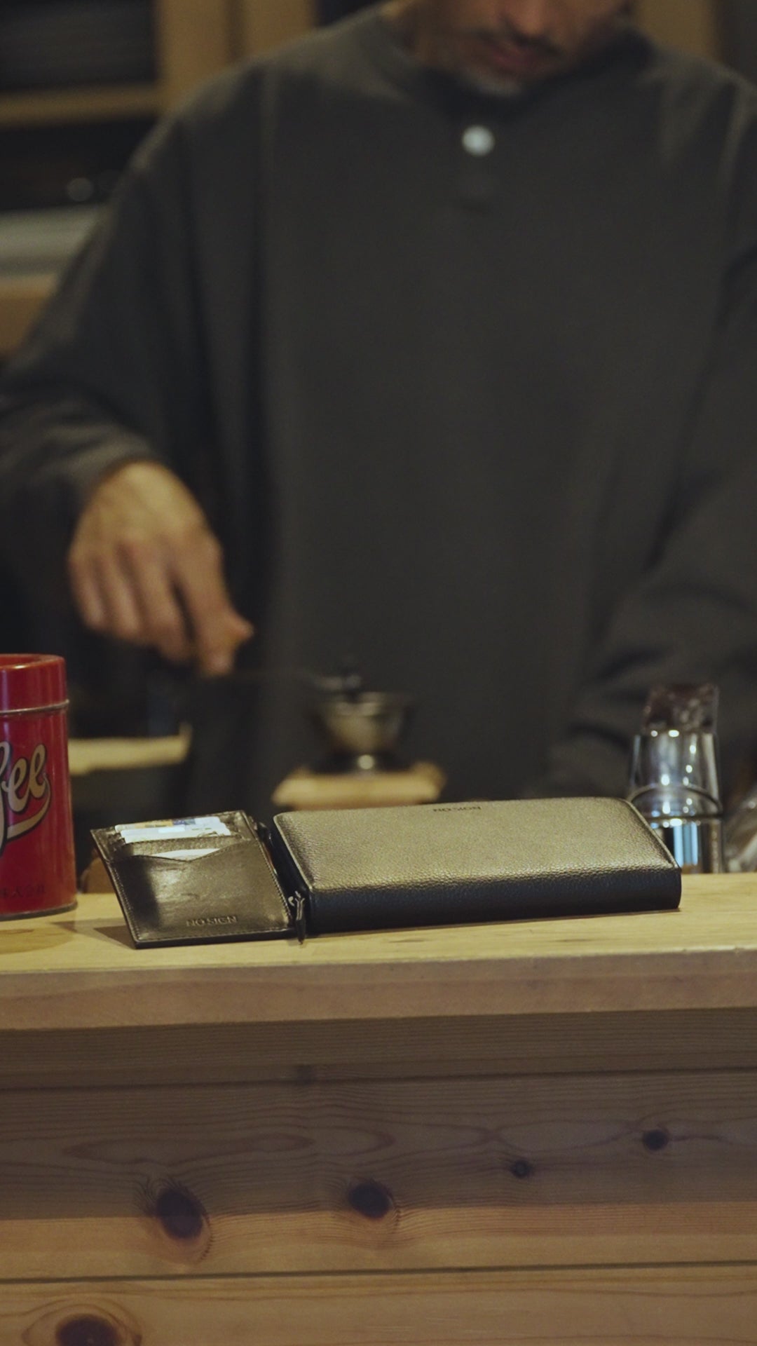 ラウンドジップロングウォレット （長財布 ランドジップ 本革 エンボス