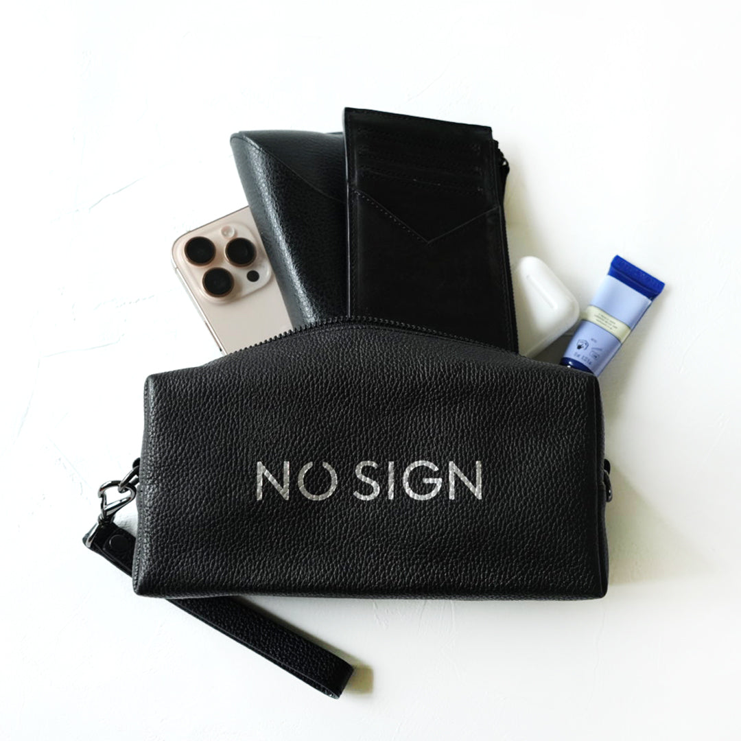 財布や小物を収納したトラベルハンディポーチ｜日本製レザーブランド｜NO SIGN｜ノーサイン