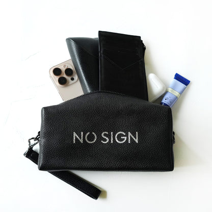 財布や小物を収納したトラベルハンディポーチ｜日本製レザーブランド｜NO SIGN｜ノーサイン