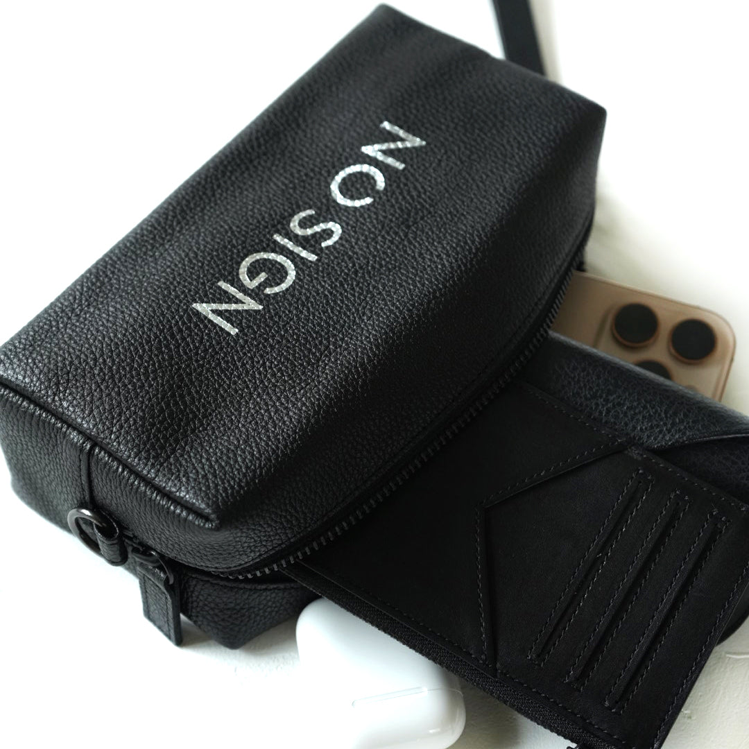 旅行や外出に便利なトラベルハンディポーチの使用イメージ｜日本製レザーブランド｜NO SIGN｜ノーサイン